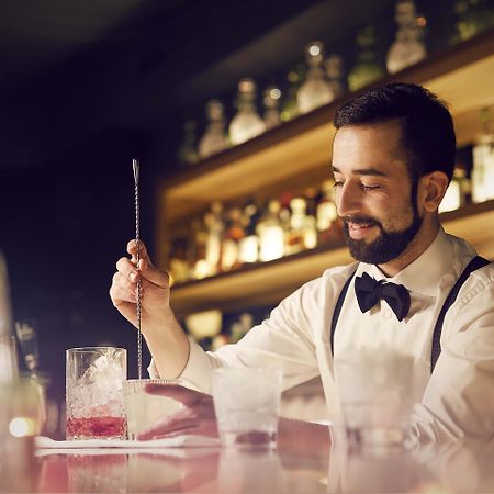 Pulitzer Amsterdam Hotel Luaran gambar A bartender at work