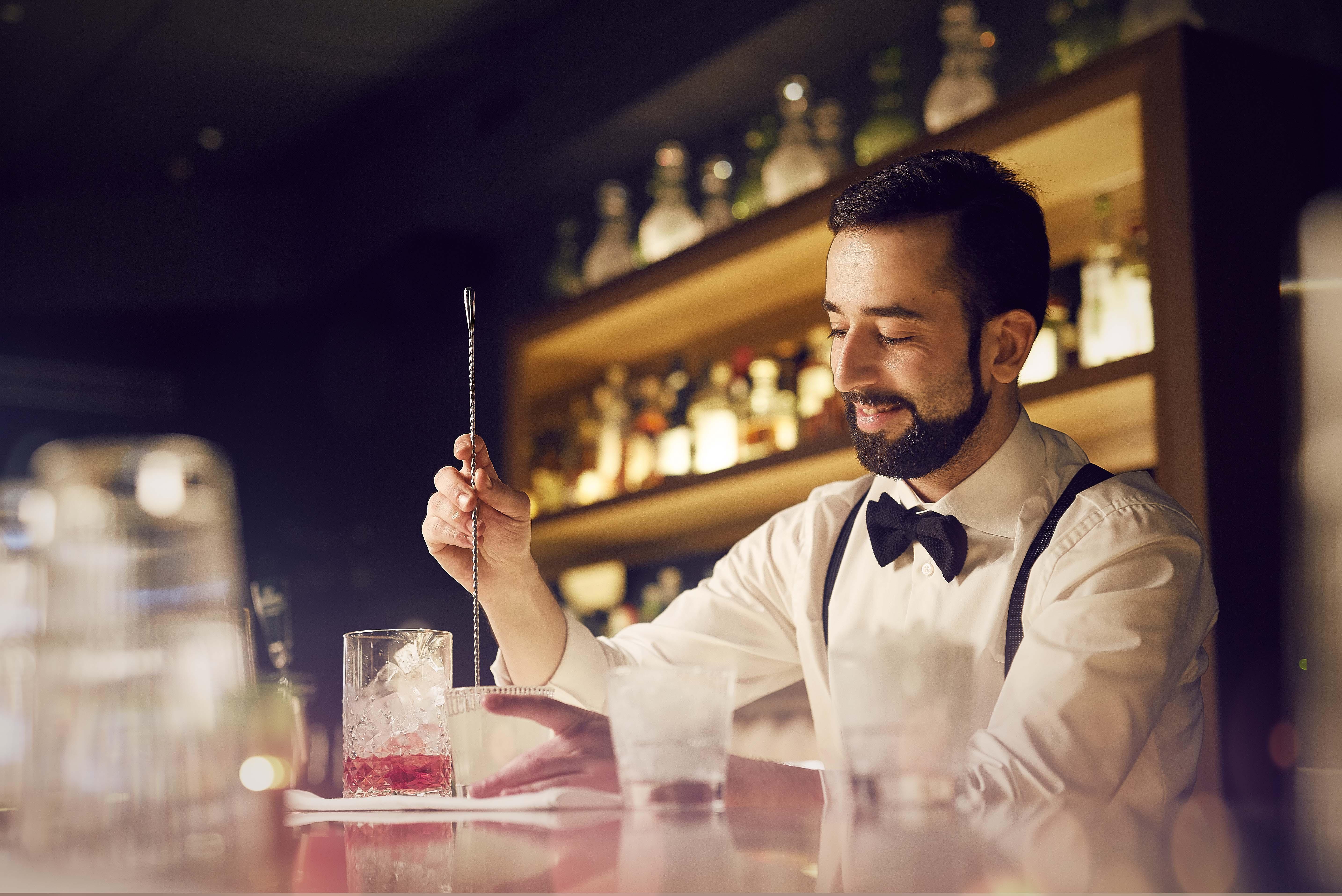 Pulitzer Amsterdam Hotel Luaran gambar A bartender at work