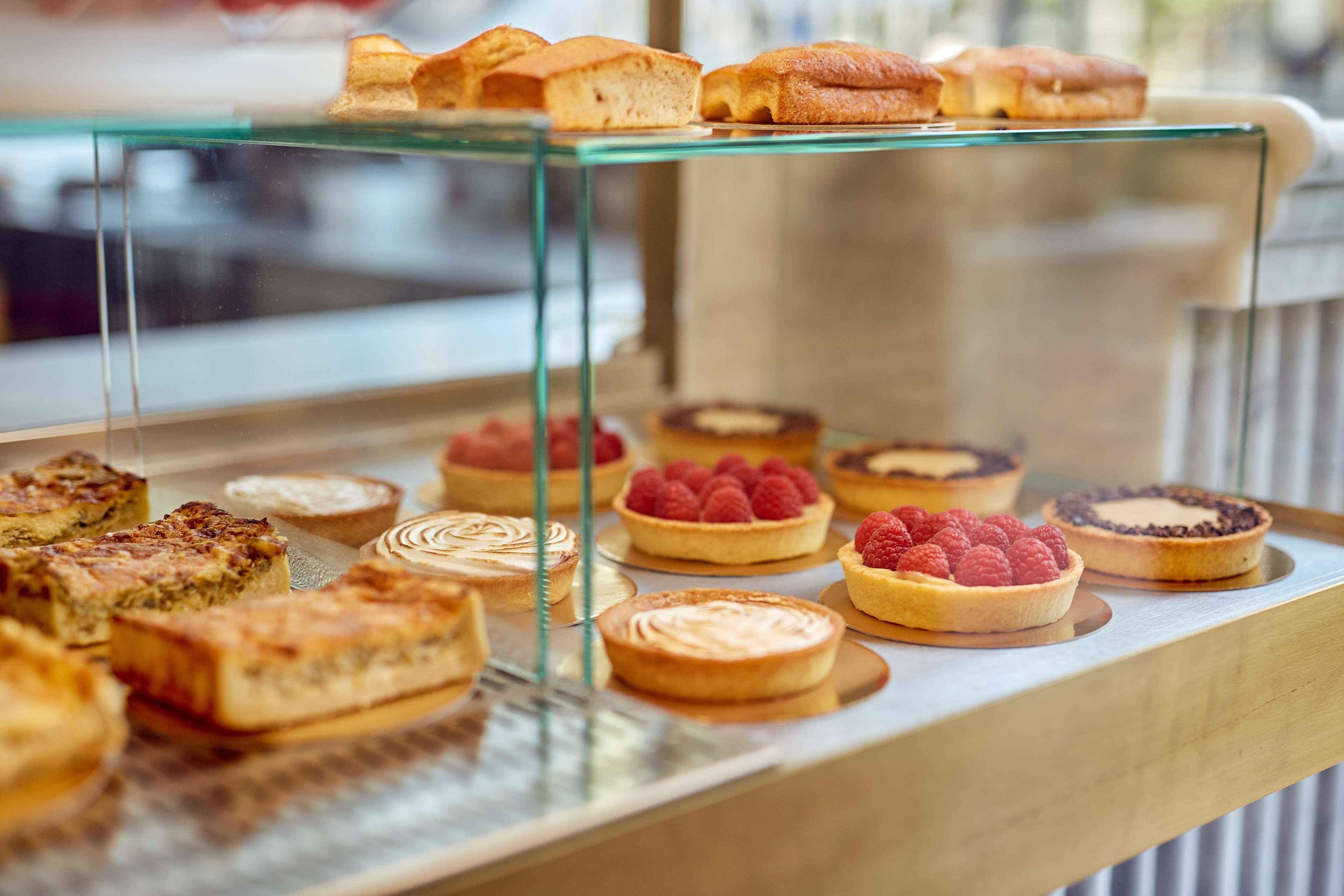 Pulitzer Amsterdam Hotel Luaran gambar A display of pastries